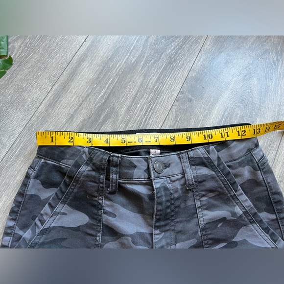 Knox Rose Camo Mid-Rise Utility Ankle Pants with Zip Ankle Detail. Size 2 - Picture 12 of 14